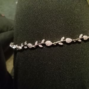 Beautiful 14k white gold 18in diamond flower pattern necklace.